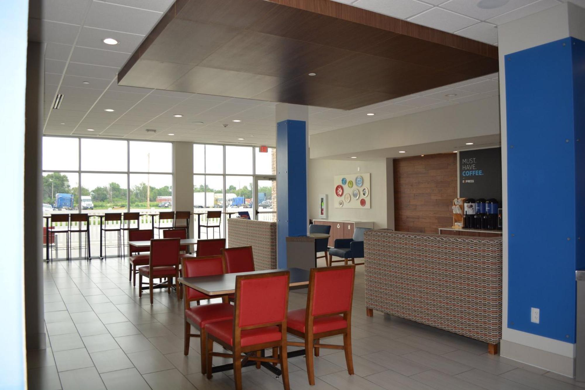 Holiday Inn Express & Suites Liberal Exterior foto