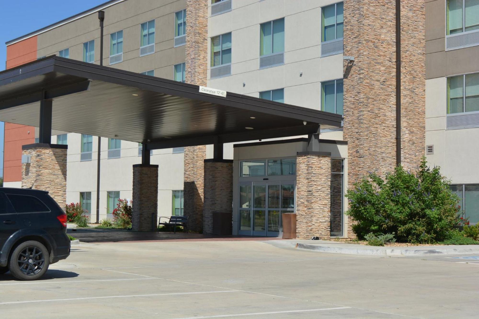Holiday Inn Express & Suites Liberal Exterior foto