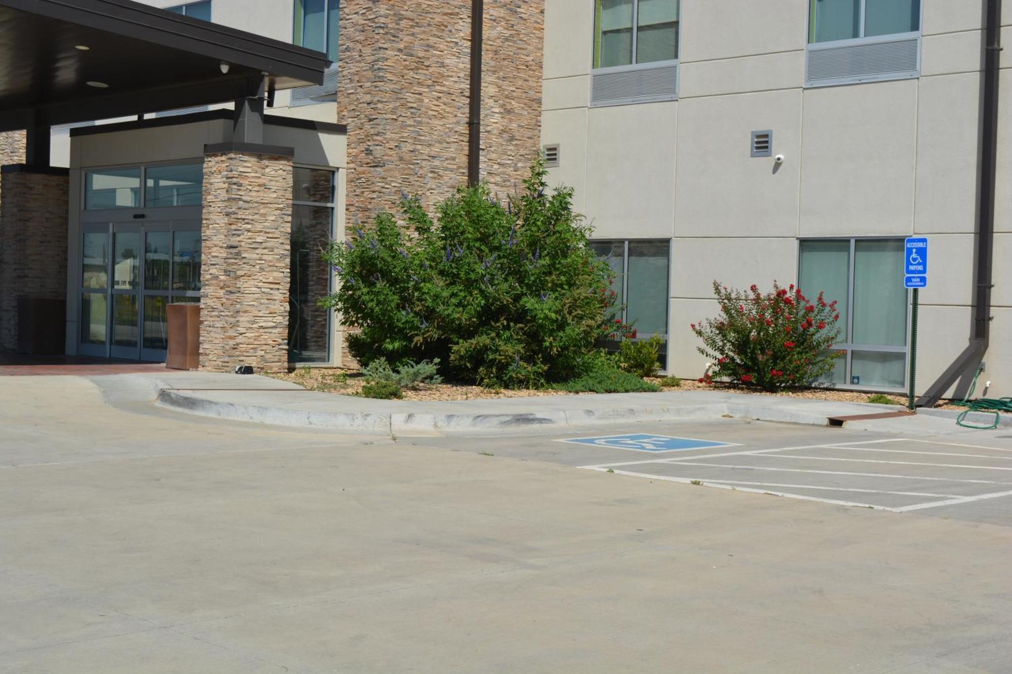 Holiday Inn Express & Suites Liberal Exterior foto